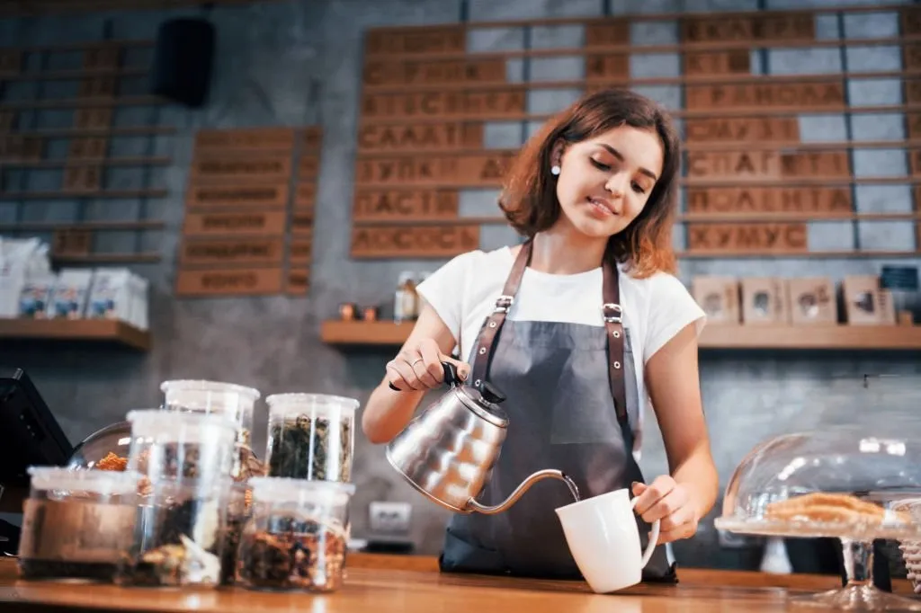 Participante preparando café en una cafetería