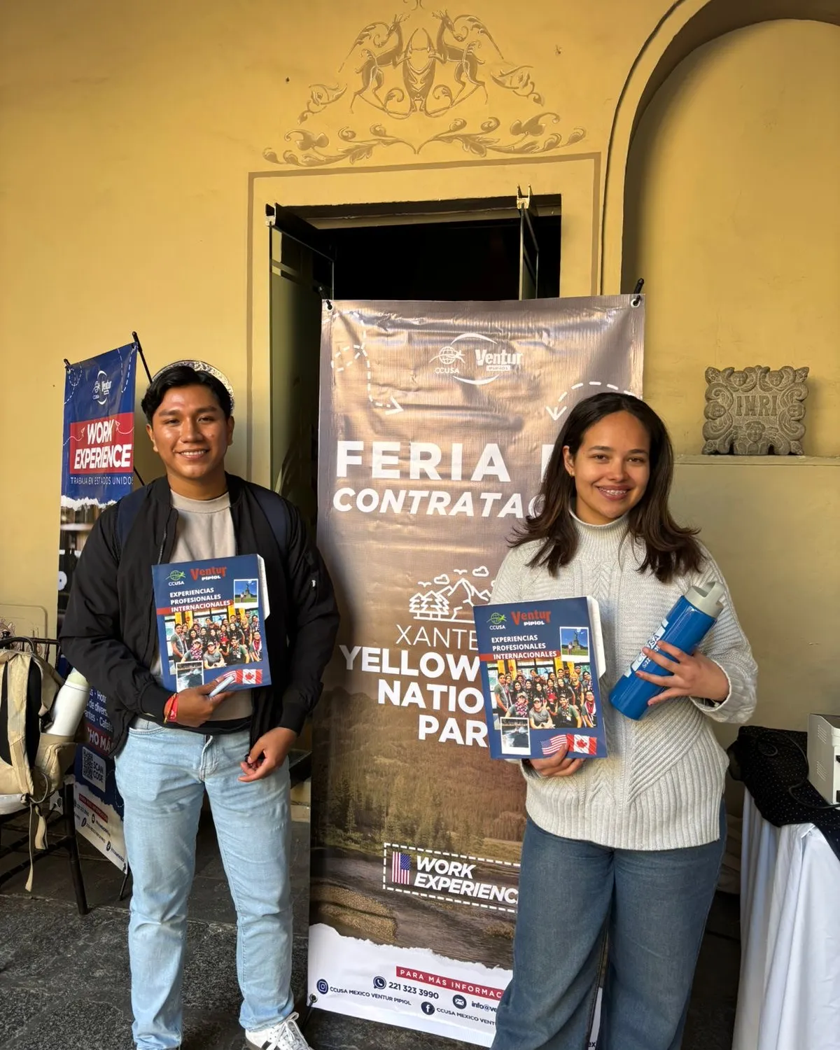 Dos participantes en la feria de contratación de Work Experience con material informativo de Ventur Camps
